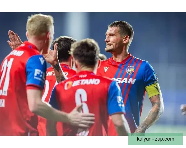 亨克边路进攻战术提升球队整体表现，状态持续回暖进一步巩固胜利篇章。