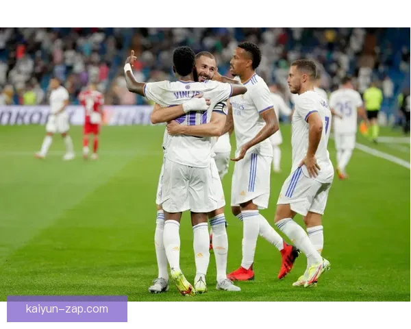 维尼修斯与皇马球迷的关系持续升温，展现出良好的互动状态。